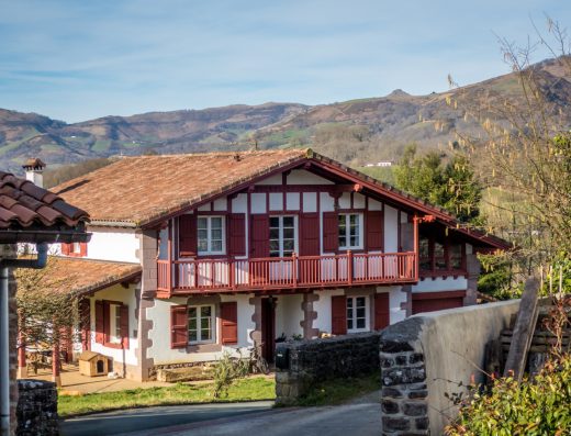 [DEMO] Casserío Tradicional Baztanés con Chimenea, Jardín y Vistas al Valle