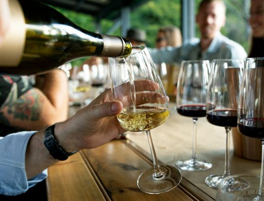 Cata de Vinos de Crianza, Visita a Bodega Histórica y Maridaje